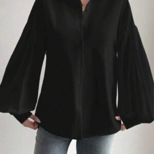 เสื้อสีดำเนื้อแมตต์ พร้อมแขนพองยกไหล่เสริมบุคลิกให้ดูสง่า